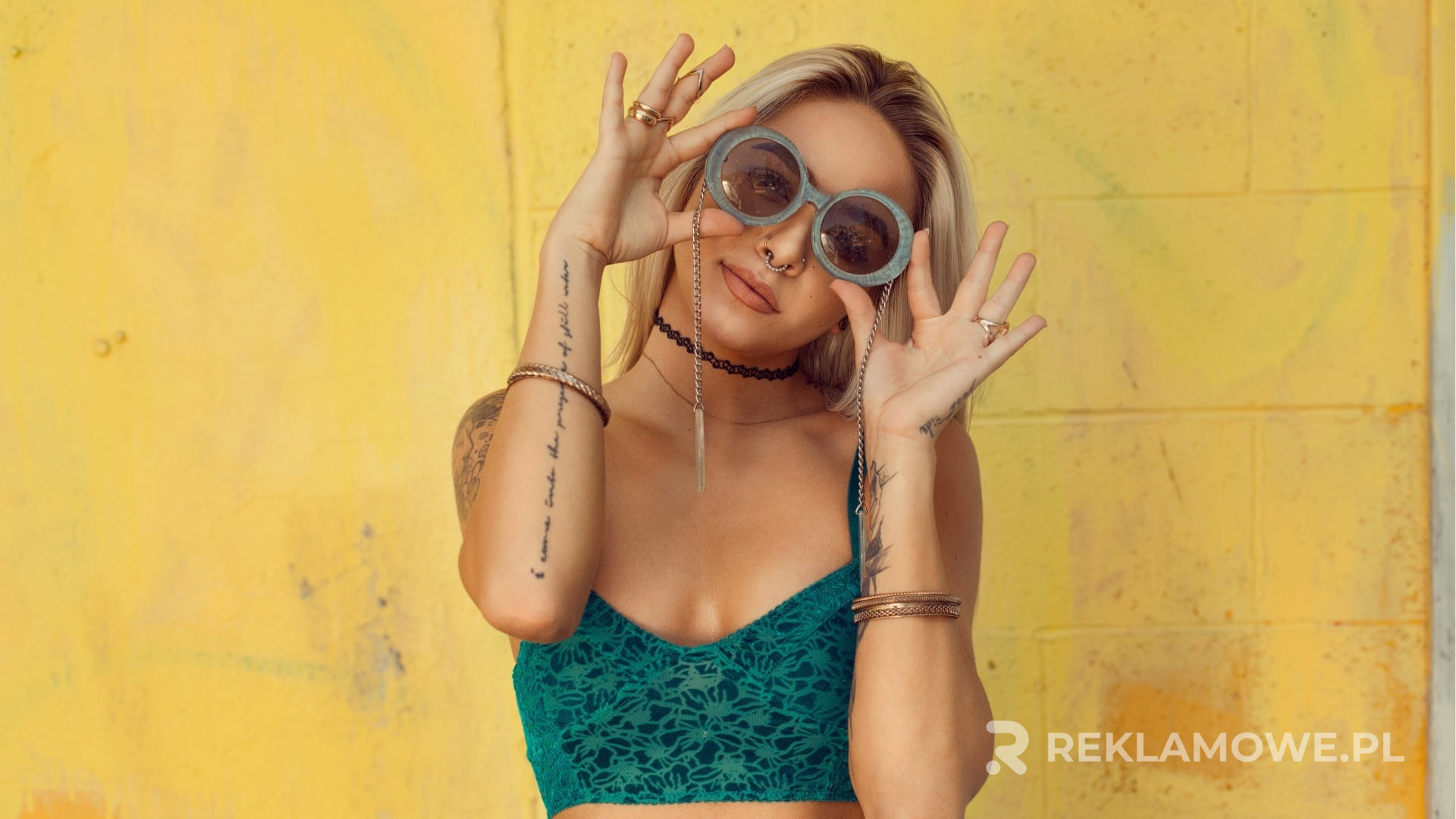 Kreatywne okulary reklamowe na stole