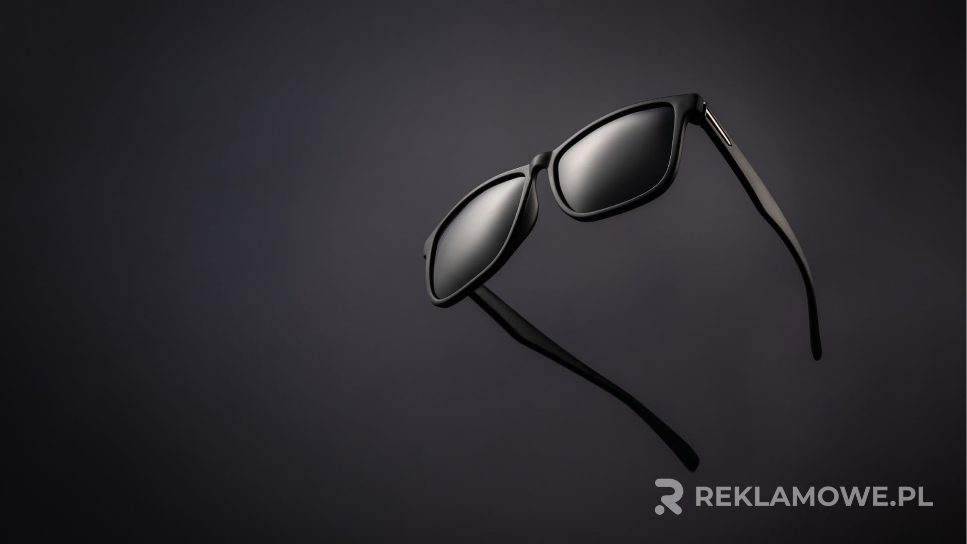 Okulary reklamowe i inne gadżety promocyjne w porównaniu