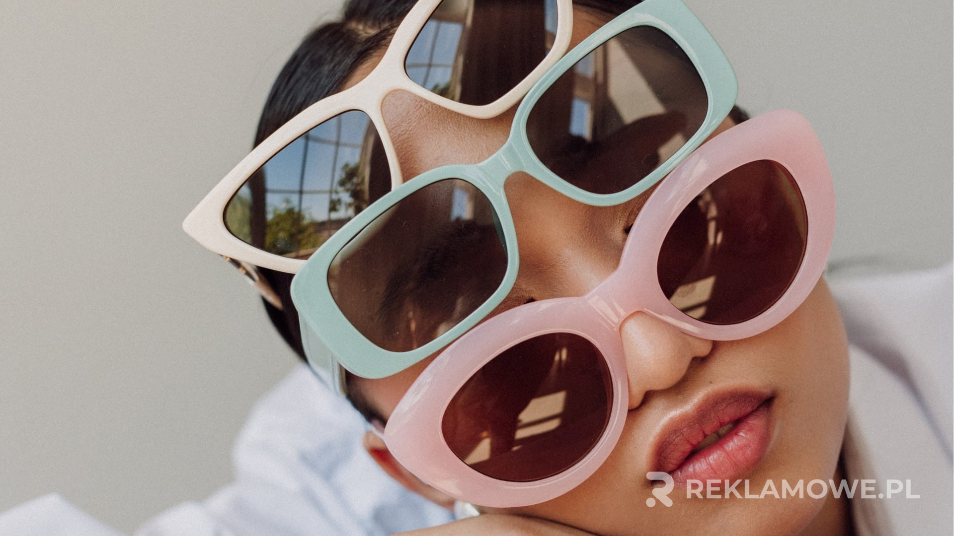 Integracja okularów reklamowych z kampanią marketingową Okulary reklamowe w trakcie kampanii marketingowej