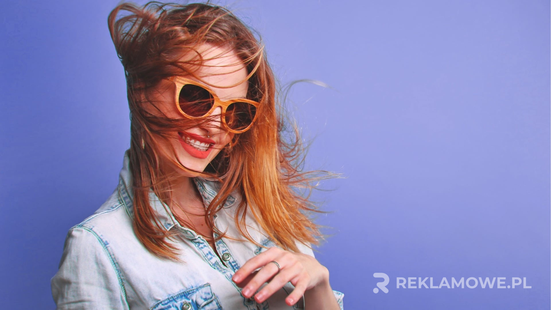 Okulary reklamowe z logo firmy dopasowane do identyfikacji marki
