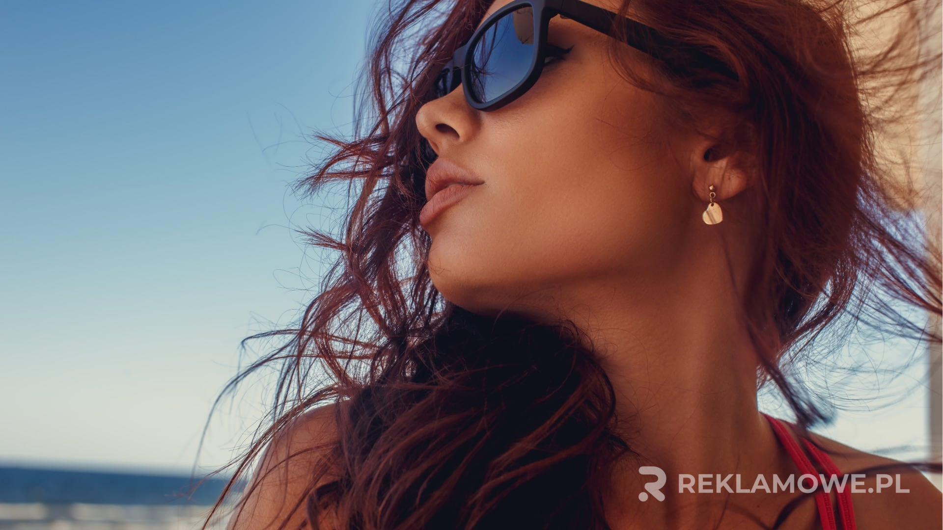 Okulary reklamowe z nadrukiem – techniki znakowania na gadżetach promocyjnych