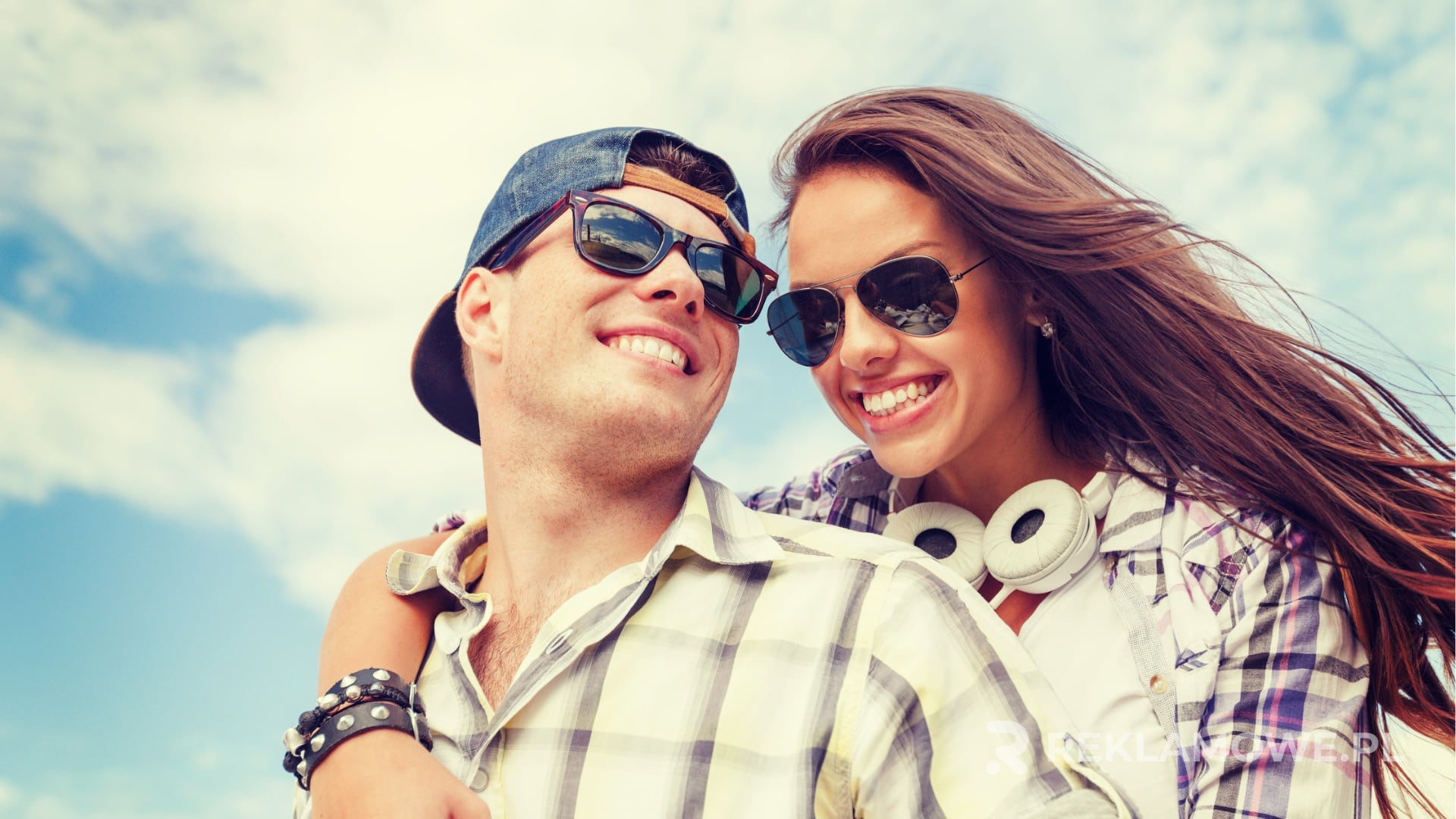 Różne rodzaje okularów reklamowych na tle