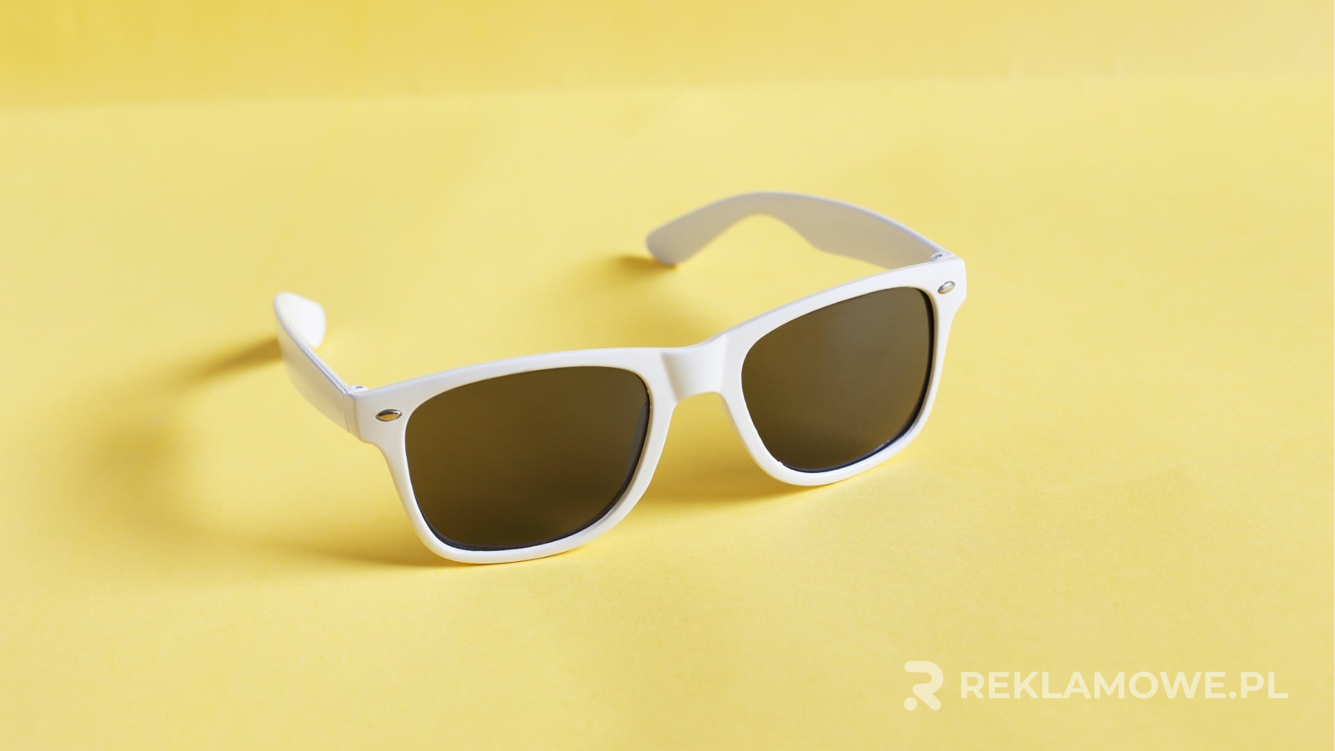 Okulary reklamowe na stole