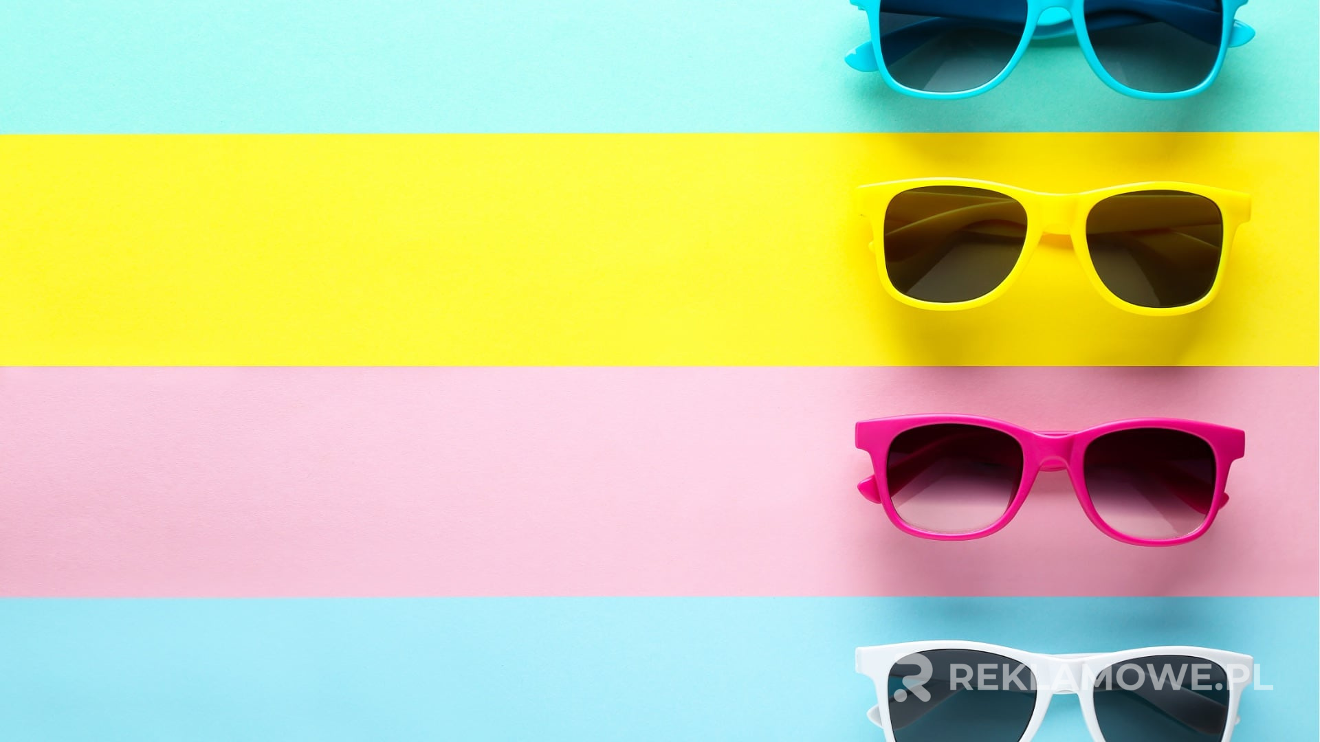 Okulary reklamowe na stole z materiałami promocyjnymi