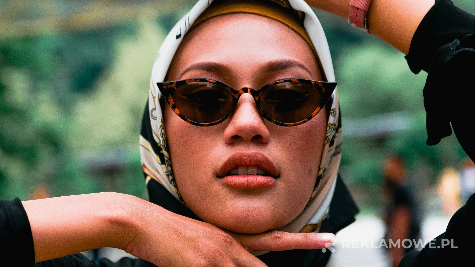 Okulary reklamowe na stole z logo firmy