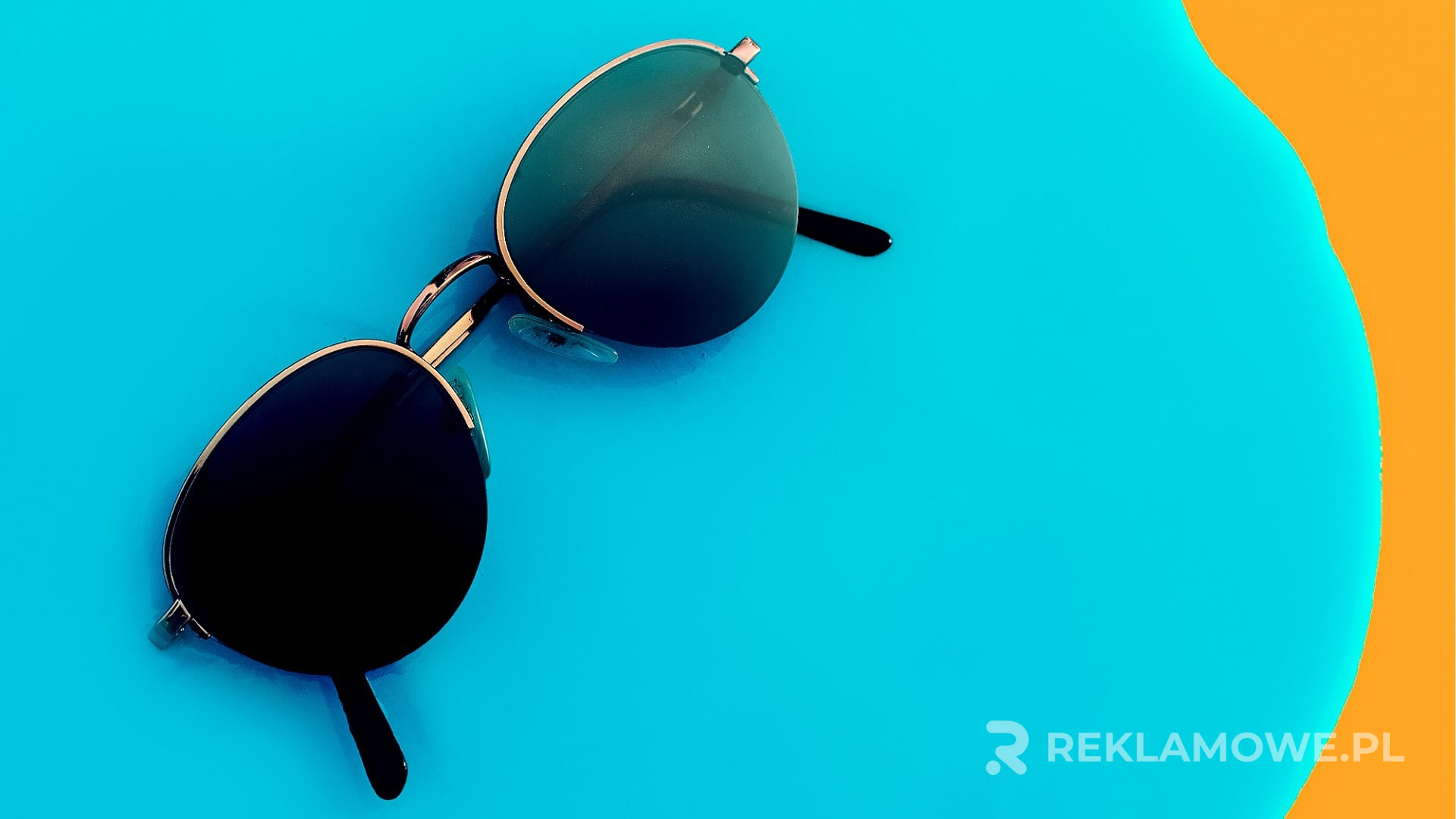 Okulary reklamowe prezentowane na bilbordzie na zewnątrz