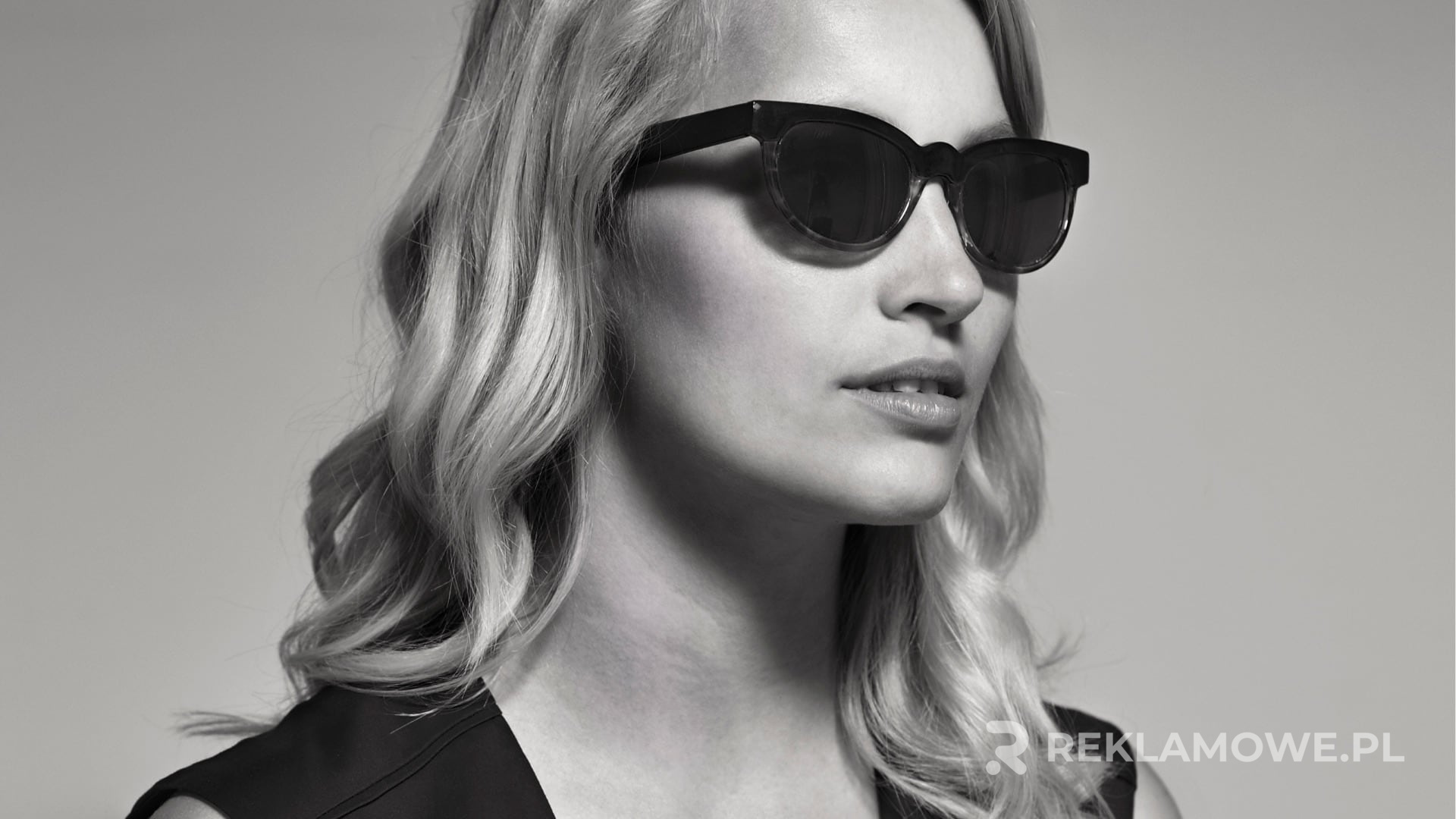 Okulary reklamowe na stole z dokumentami