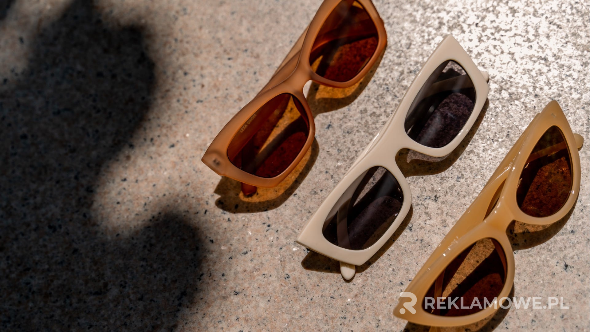 Zindywidualizowane okulary reklamowe na stole