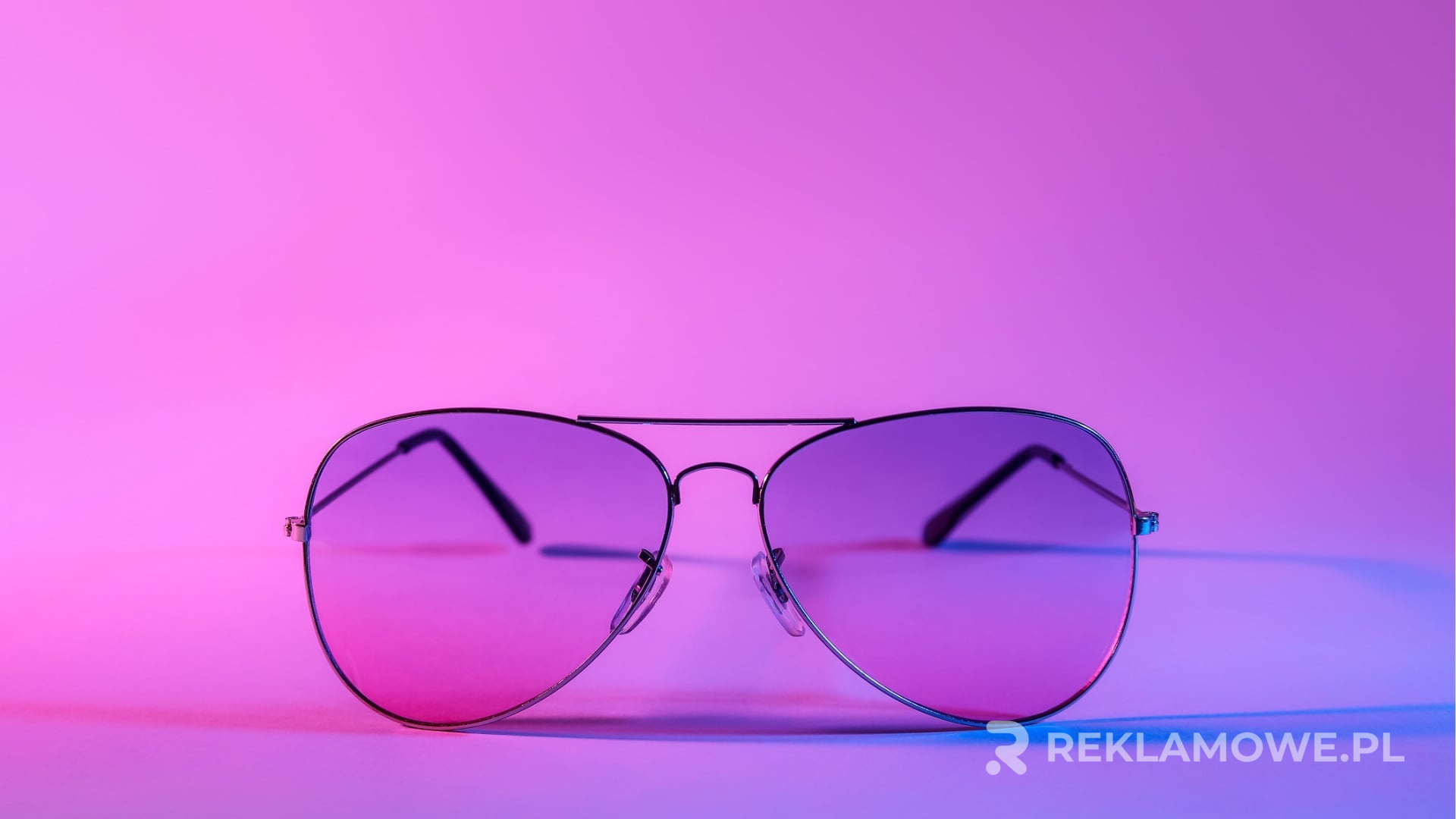 Okulary reklamowe na stole