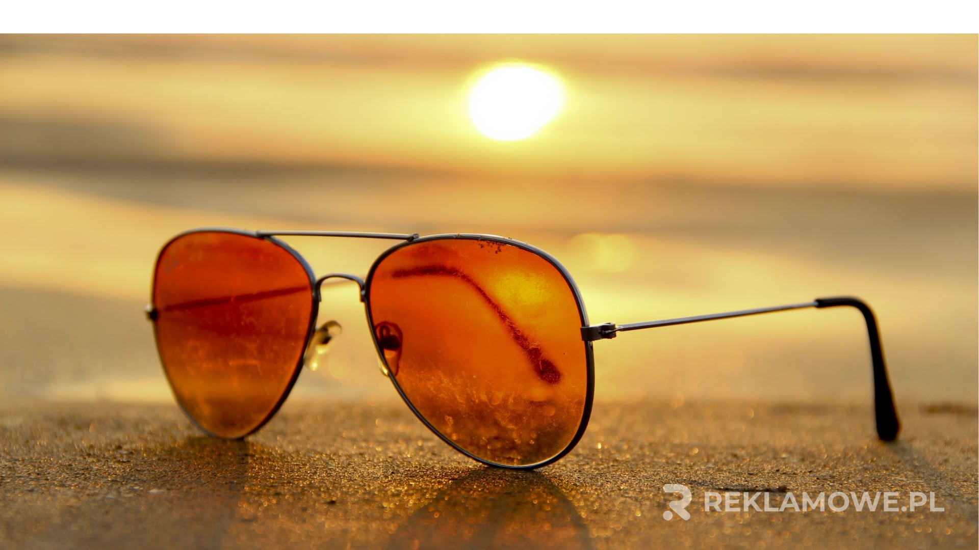 Okulary reklamowe na biurku