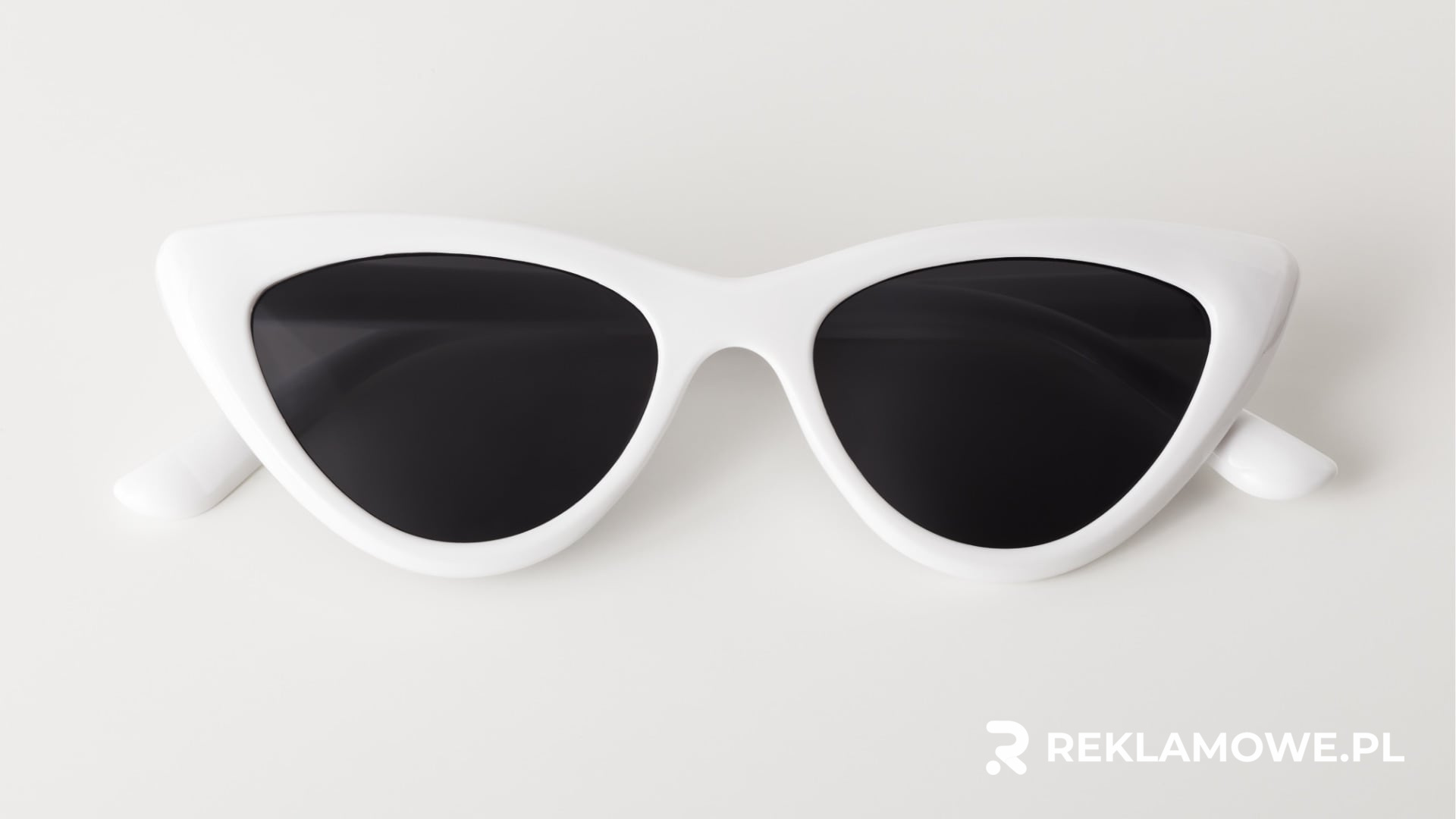 Personalizowane okulary reklamowe na stole