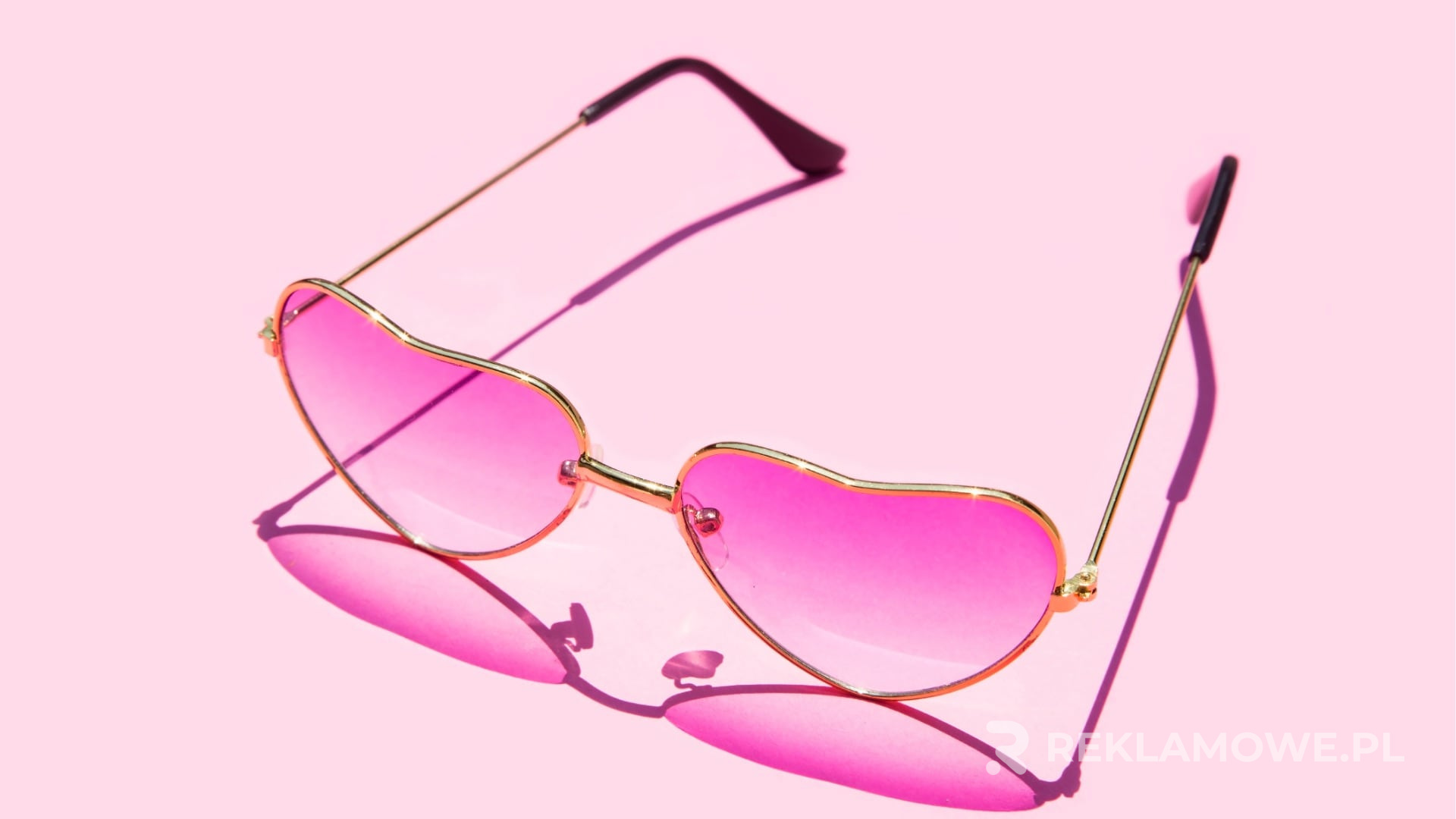 Różne style okularów reklamowych